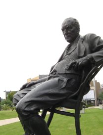 Vladimir_Nabokov_(statue)