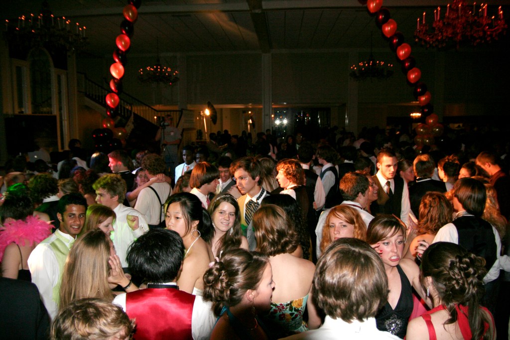 Prom_crowded_dancefloor